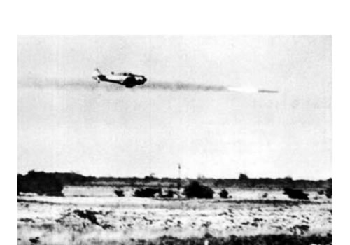 AT-6 Texan empleando sus cohetes contra una columna azul.
